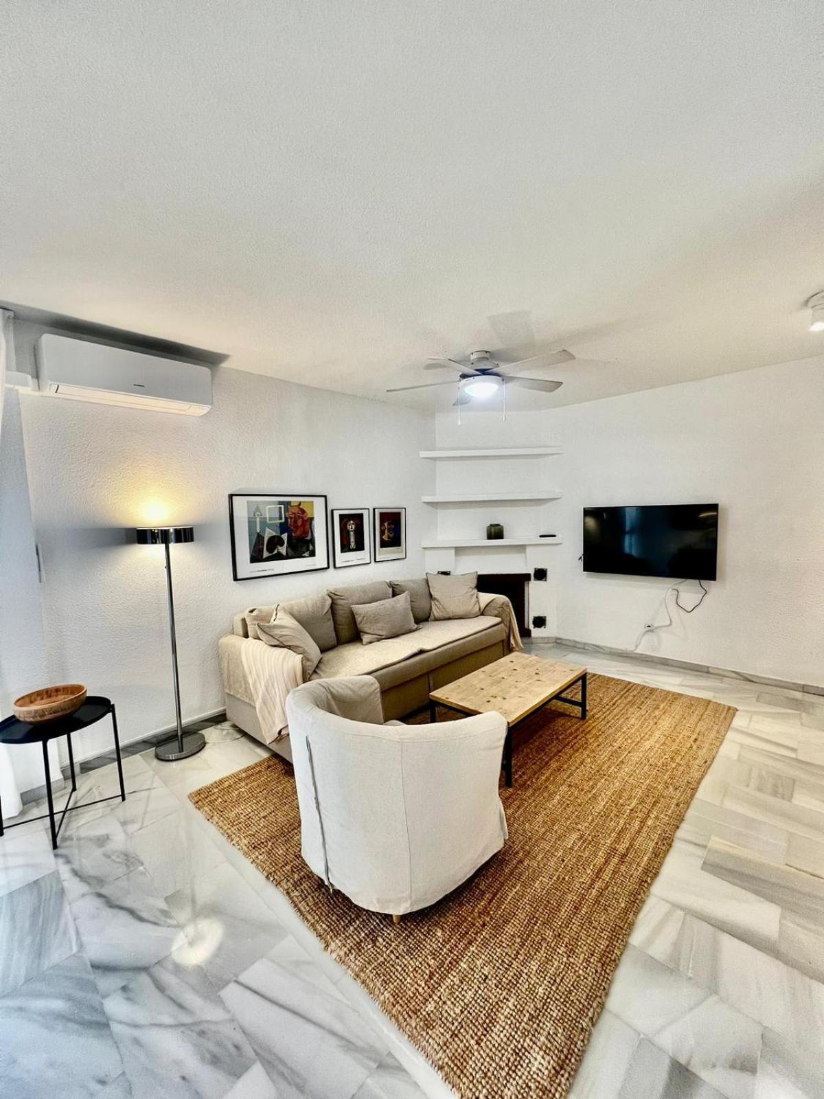 En Pueblo Evita Con Piscina Y Terraza Appartement